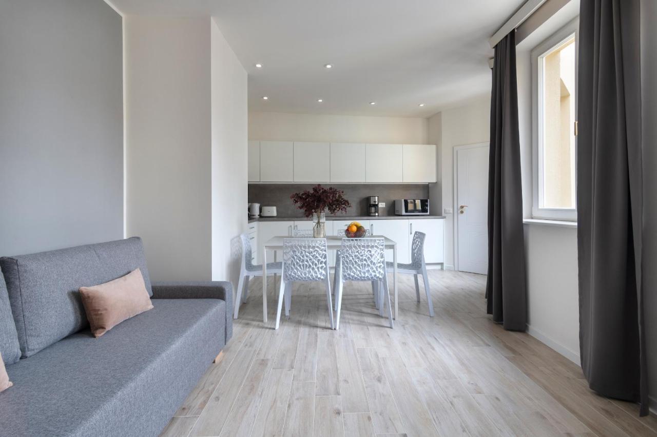 Kinsky Garden Apartments And Suites By Dwellfort Prag Exteriör bild