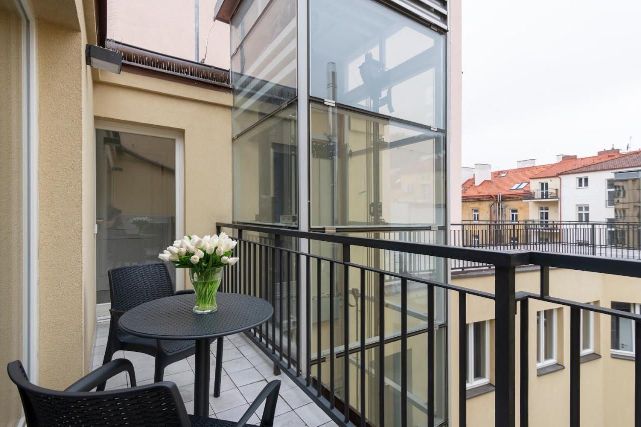 Kinsky Garden Apartments And Suites By Dwellfort Prag Exteriör bild