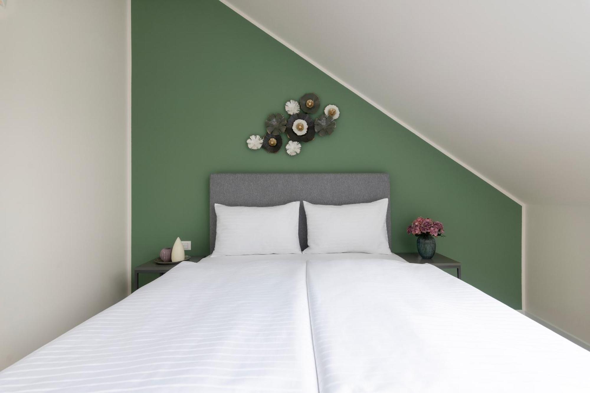 Kinsky Garden Apartments And Suites By Dwellfort Prag Exteriör bild