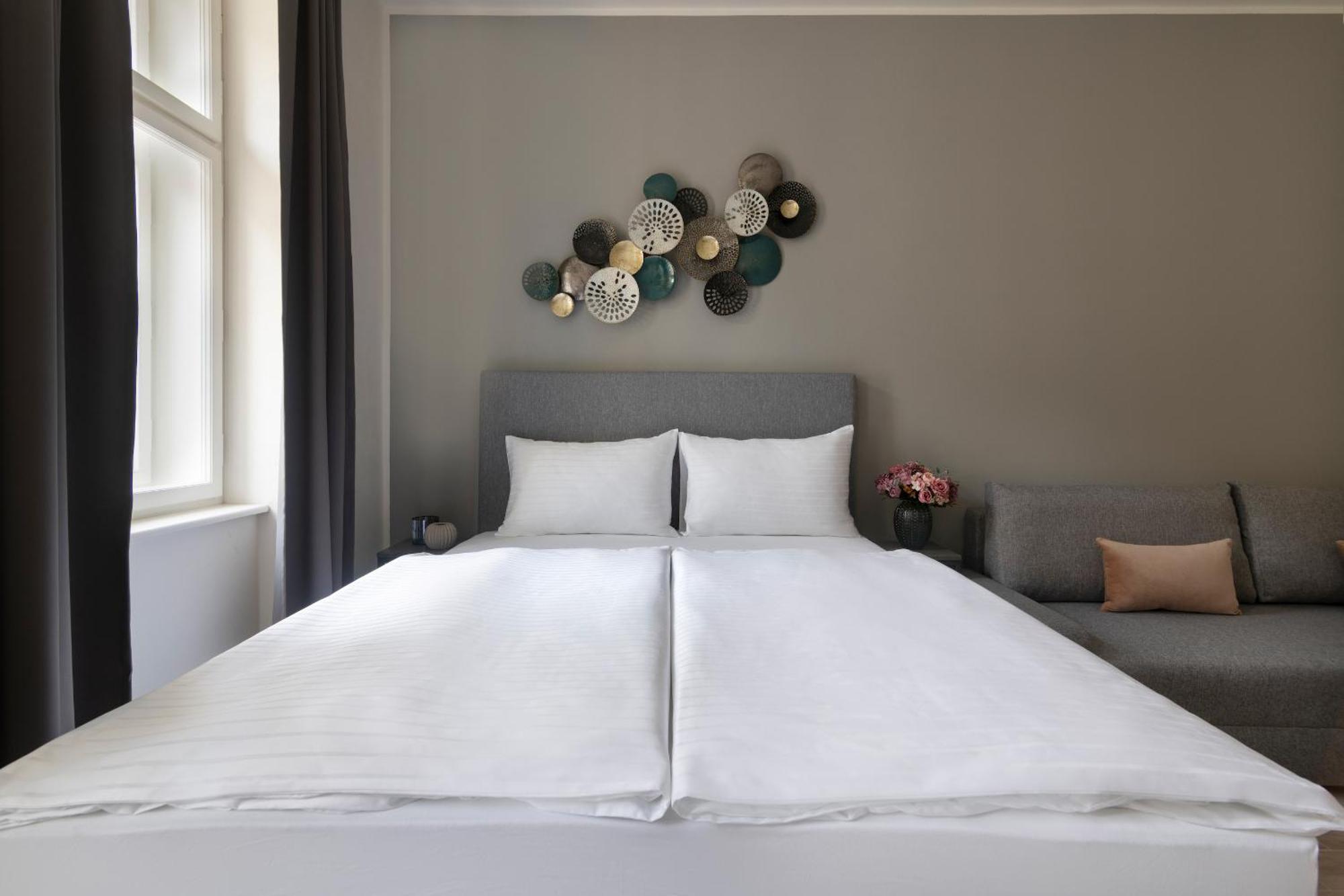 Kinsky Garden Apartments And Suites By Dwellfort Prag Exteriör bild