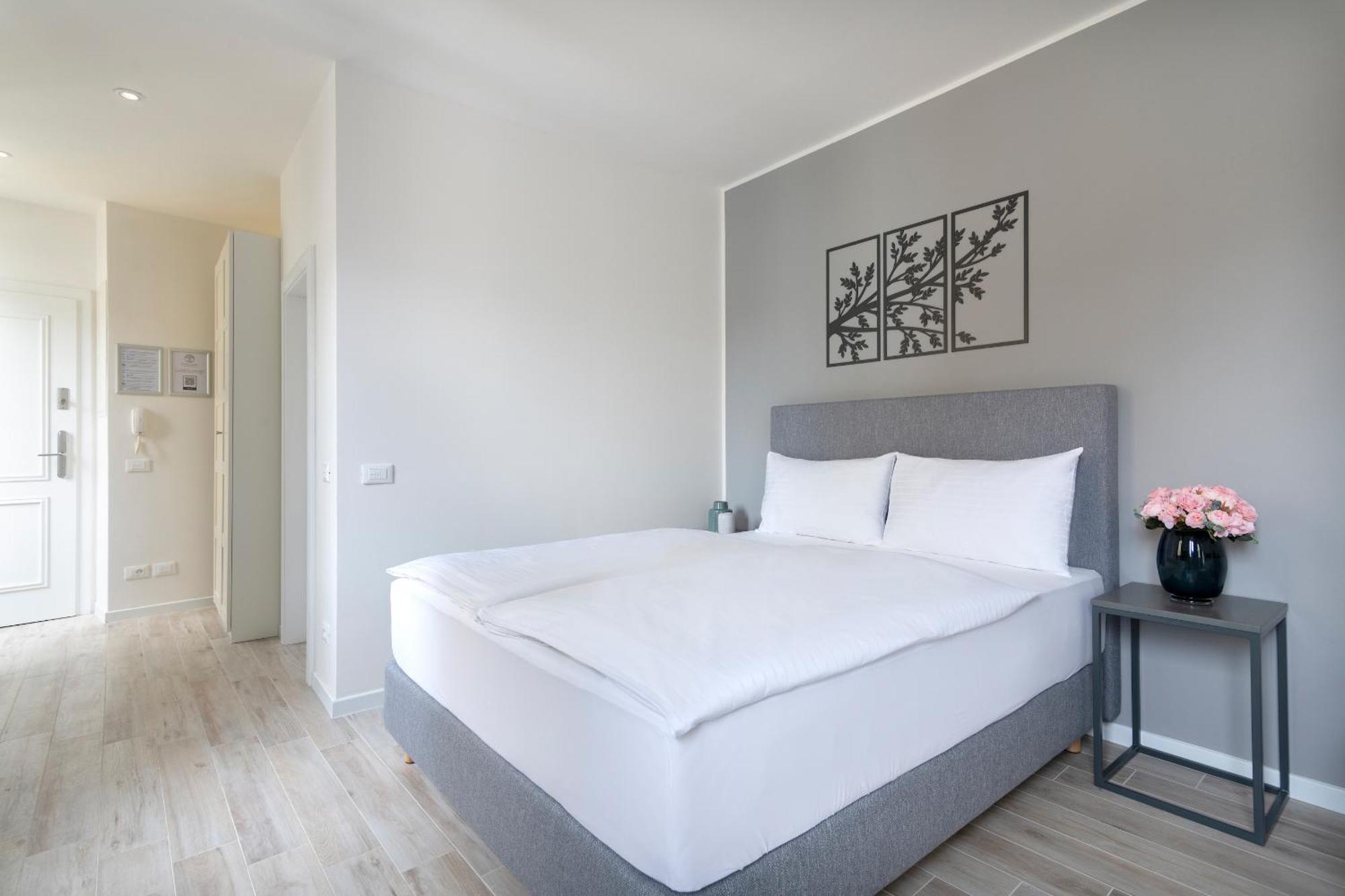 Kinsky Garden Apartments And Suites By Dwellfort Prag Exteriör bild