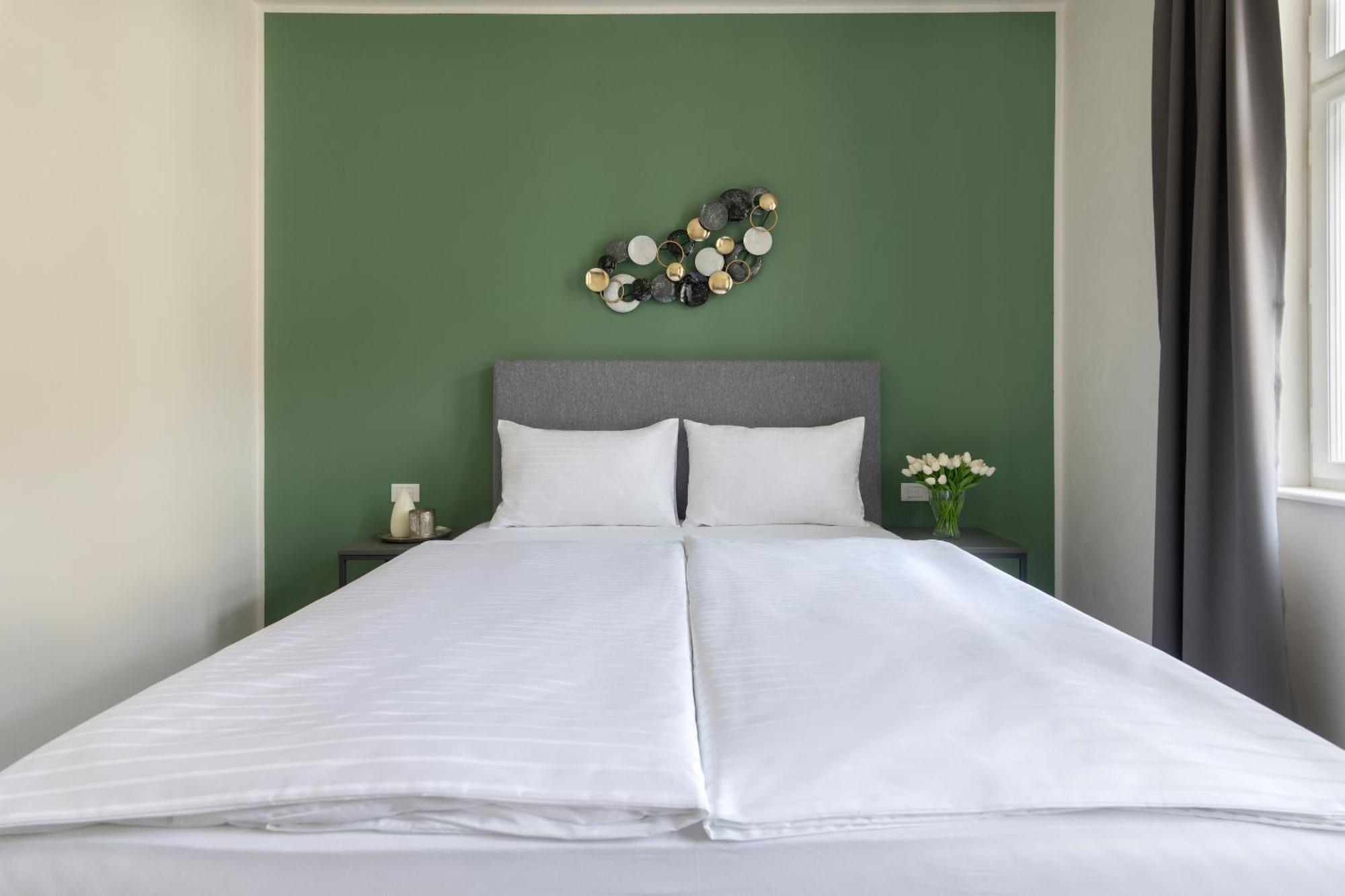 Kinsky Garden Apartments And Suites By Dwellfort Prag Exteriör bild