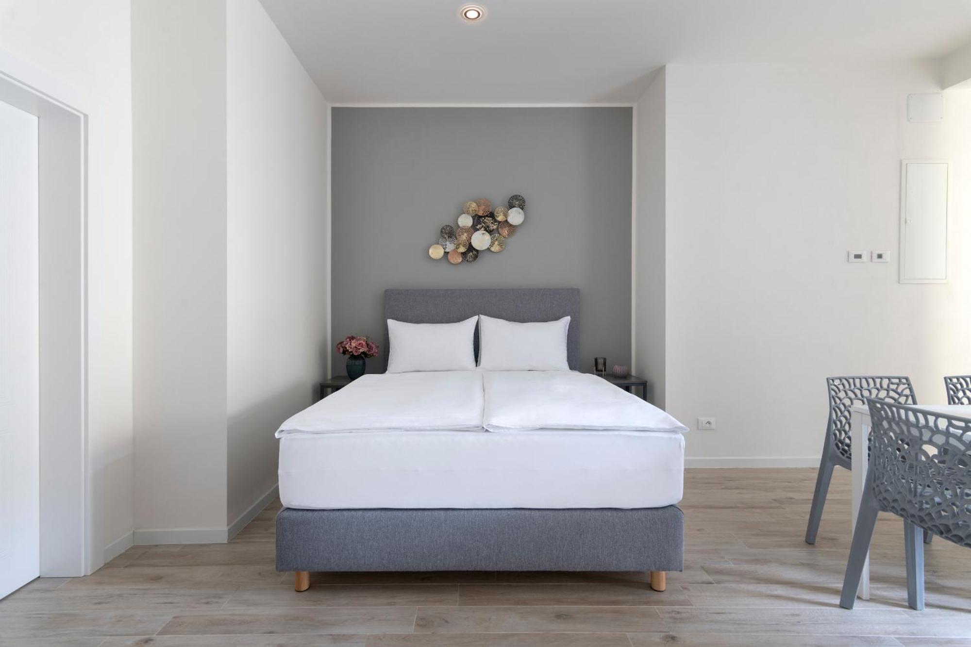 Kinsky Garden Apartments And Suites By Dwellfort Prag Exteriör bild