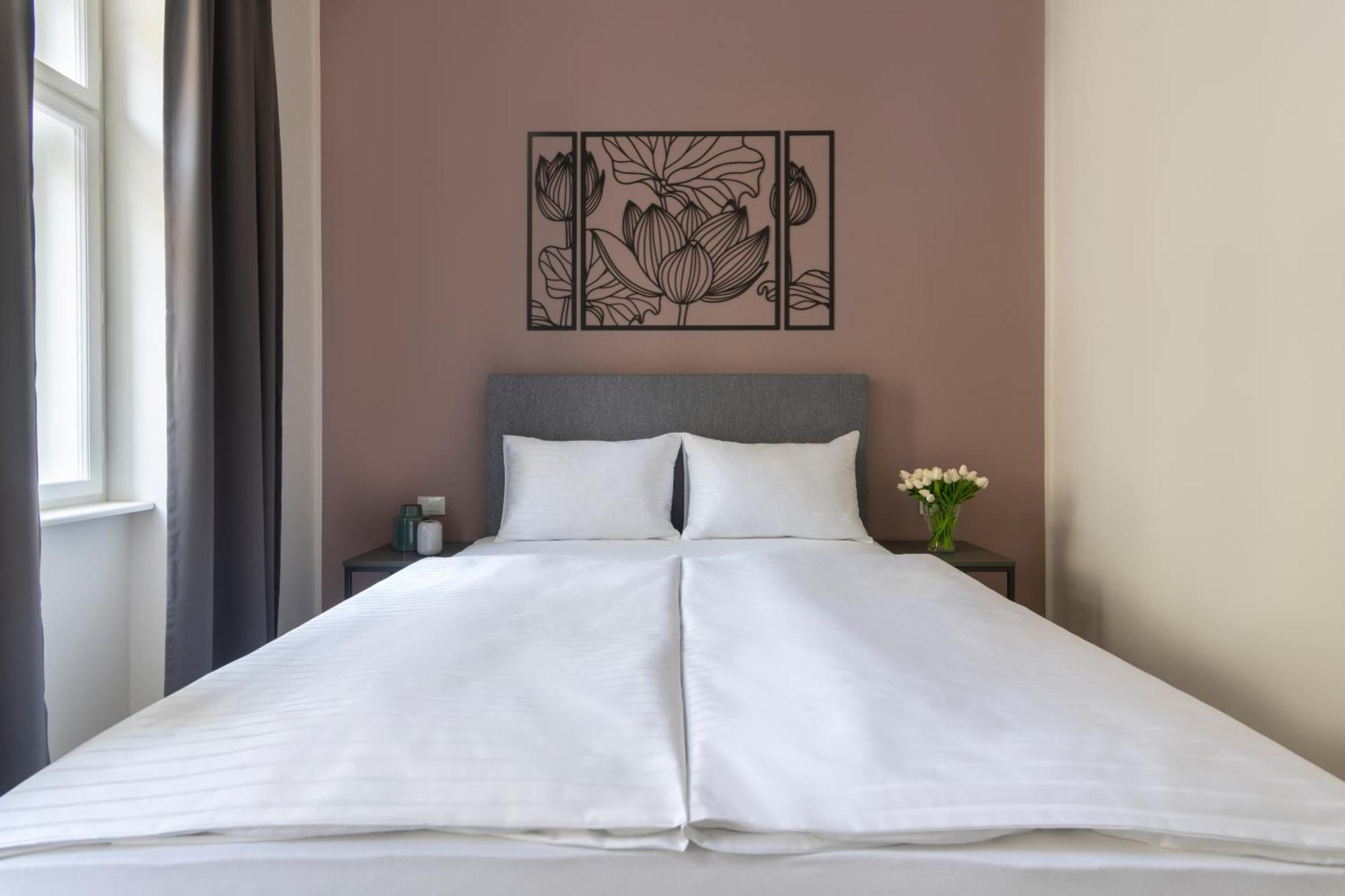 Kinsky Garden Apartments And Suites By Dwellfort Prag Exteriör bild