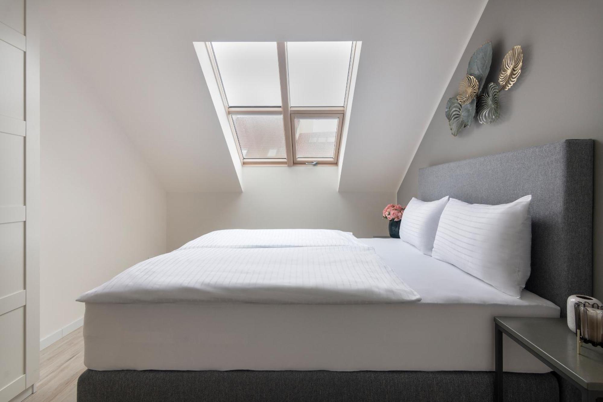 Kinsky Garden Apartments And Suites By Dwellfort Prag Rum bild
