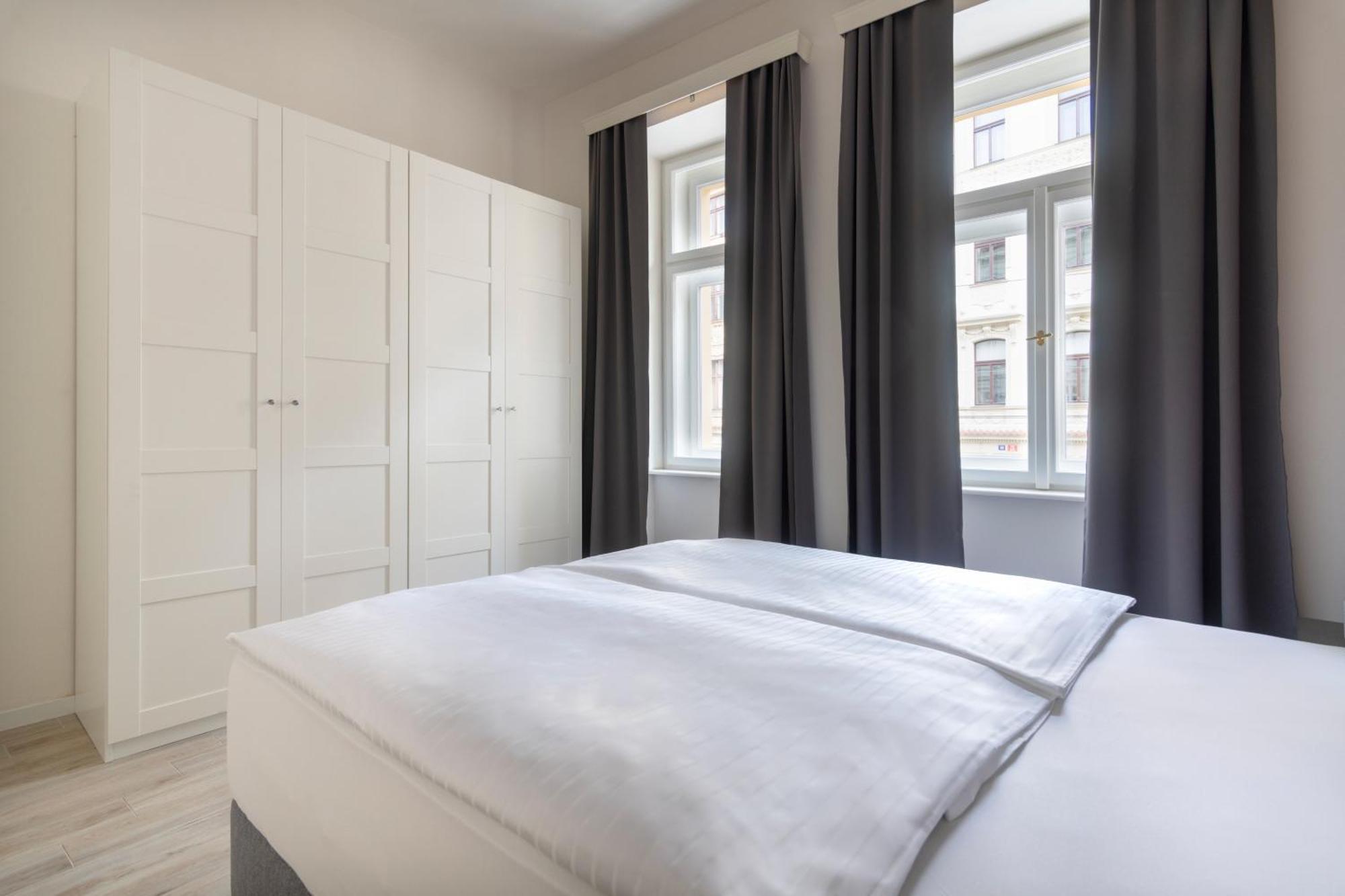 Kinsky Garden Apartments And Suites By Dwellfort Prag Rum bild