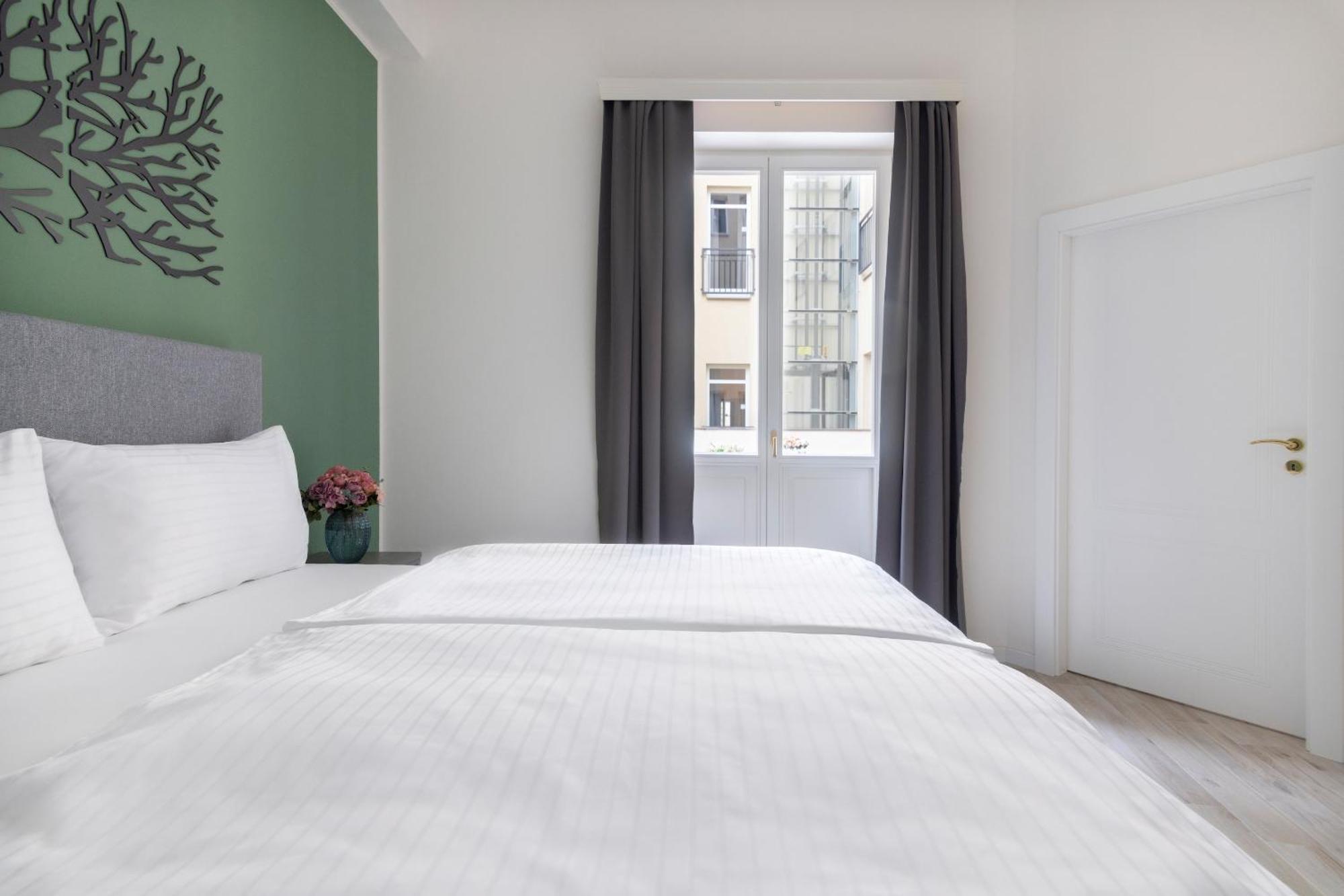Kinsky Garden Apartments And Suites By Dwellfort Prag Rum bild