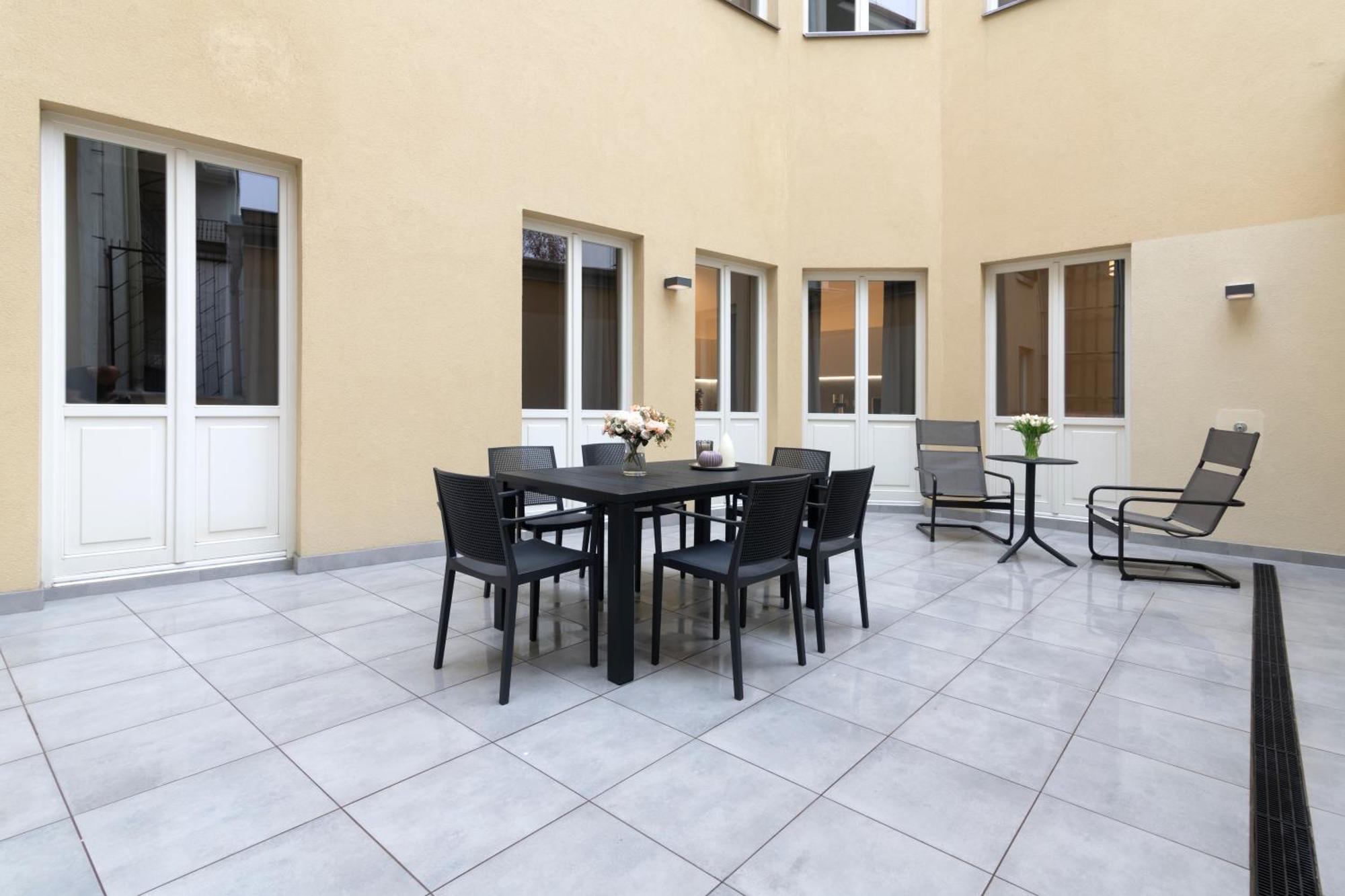 Kinsky Garden Apartments And Suites By Dwellfort Prag Exteriör bild